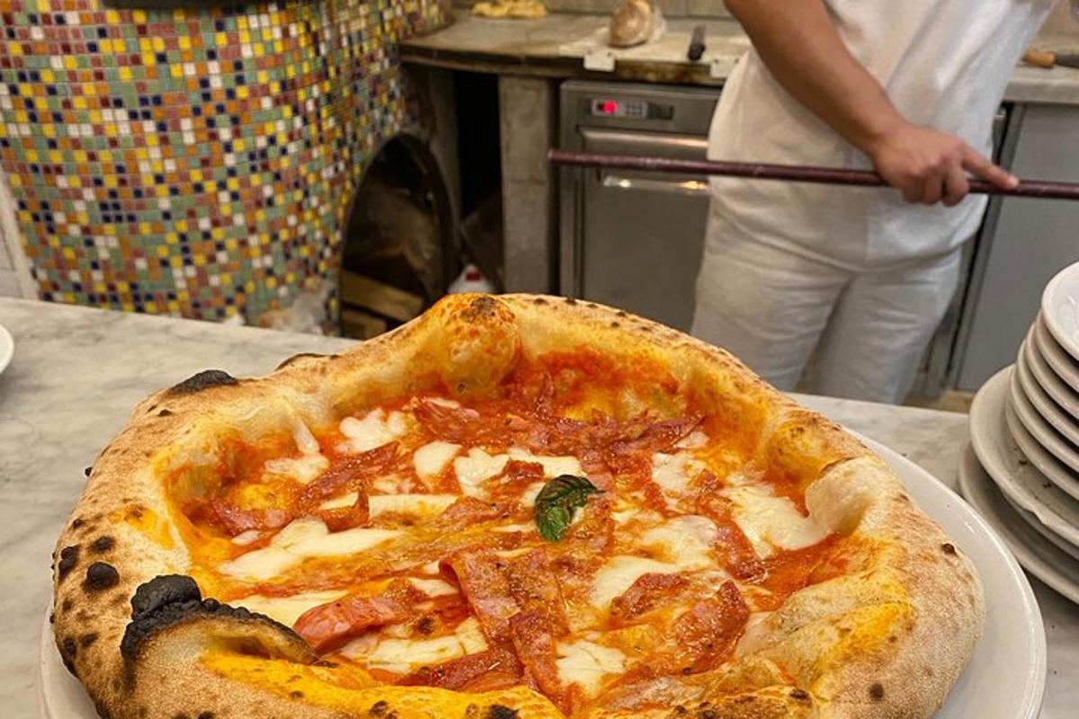 o pizza așezată pe o farfurie pe o masă