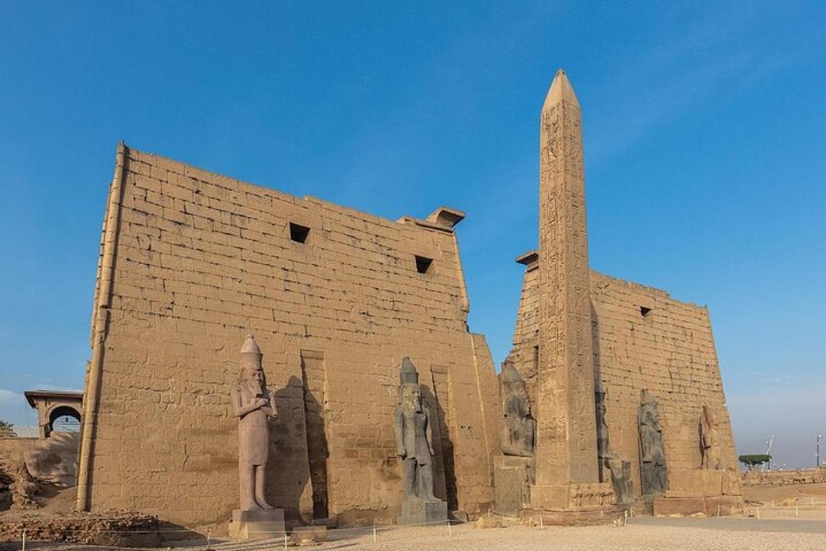 Un gran edificio de ladrillo con un obelisco alto