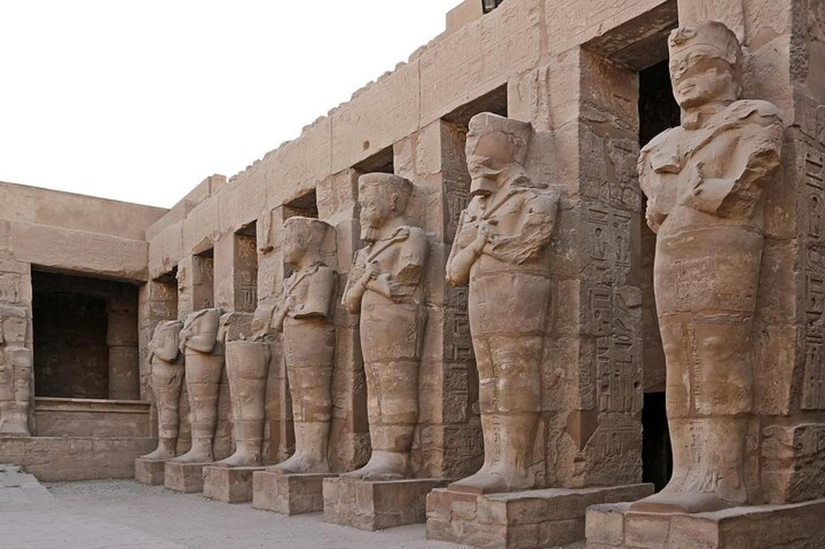 una fila de estatuas en el costado de un edificio