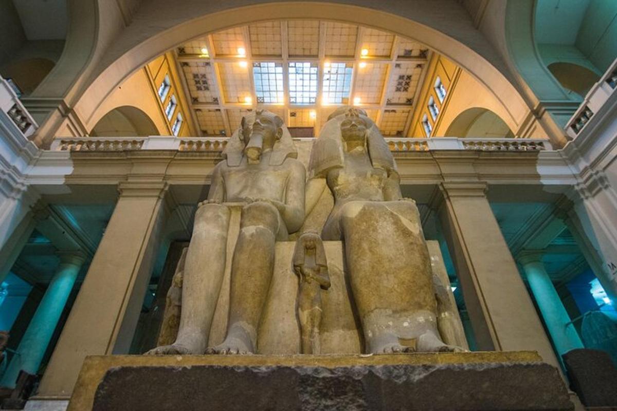 una grande statua in un edificio con aaraoh