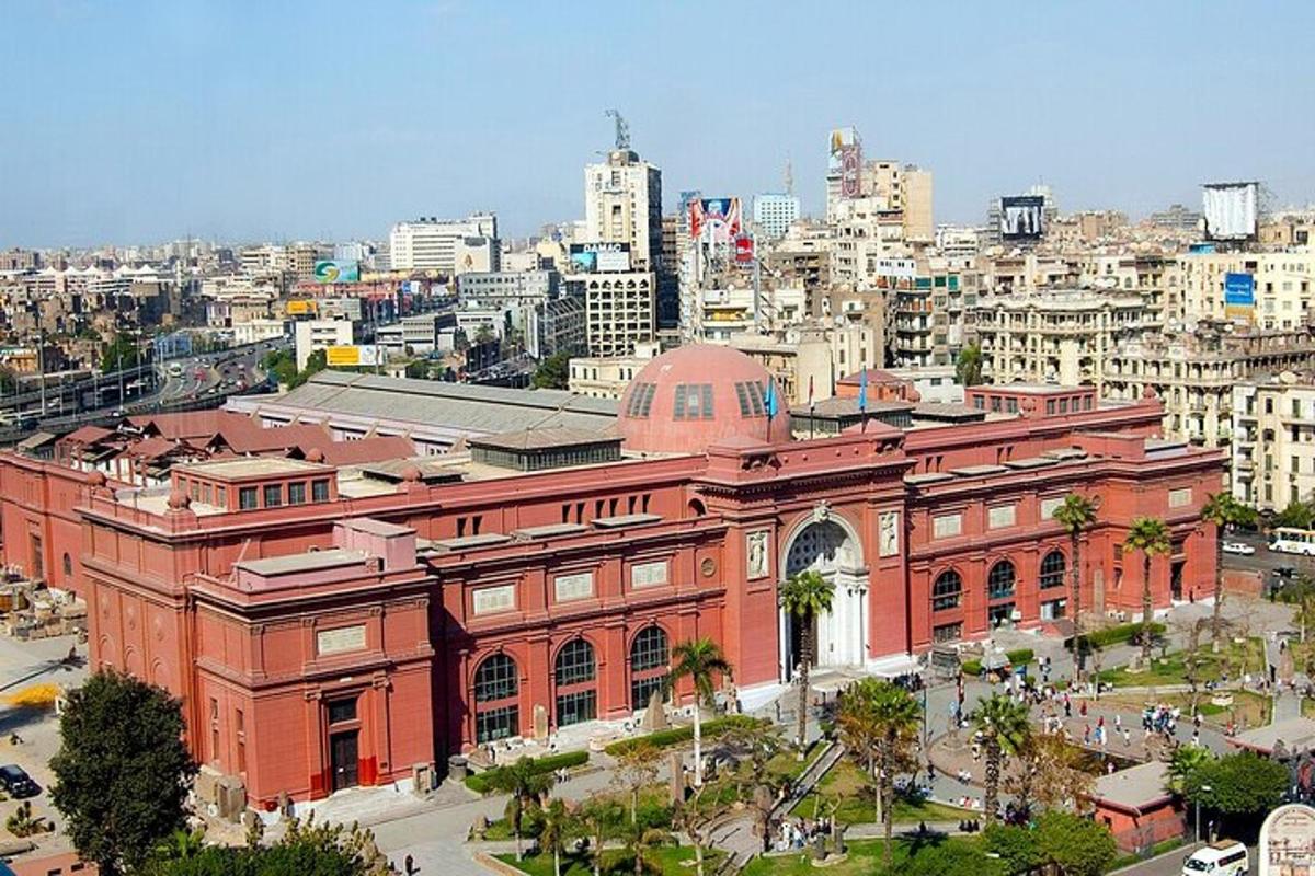 un grande edificio in mattoni di fronte a una città