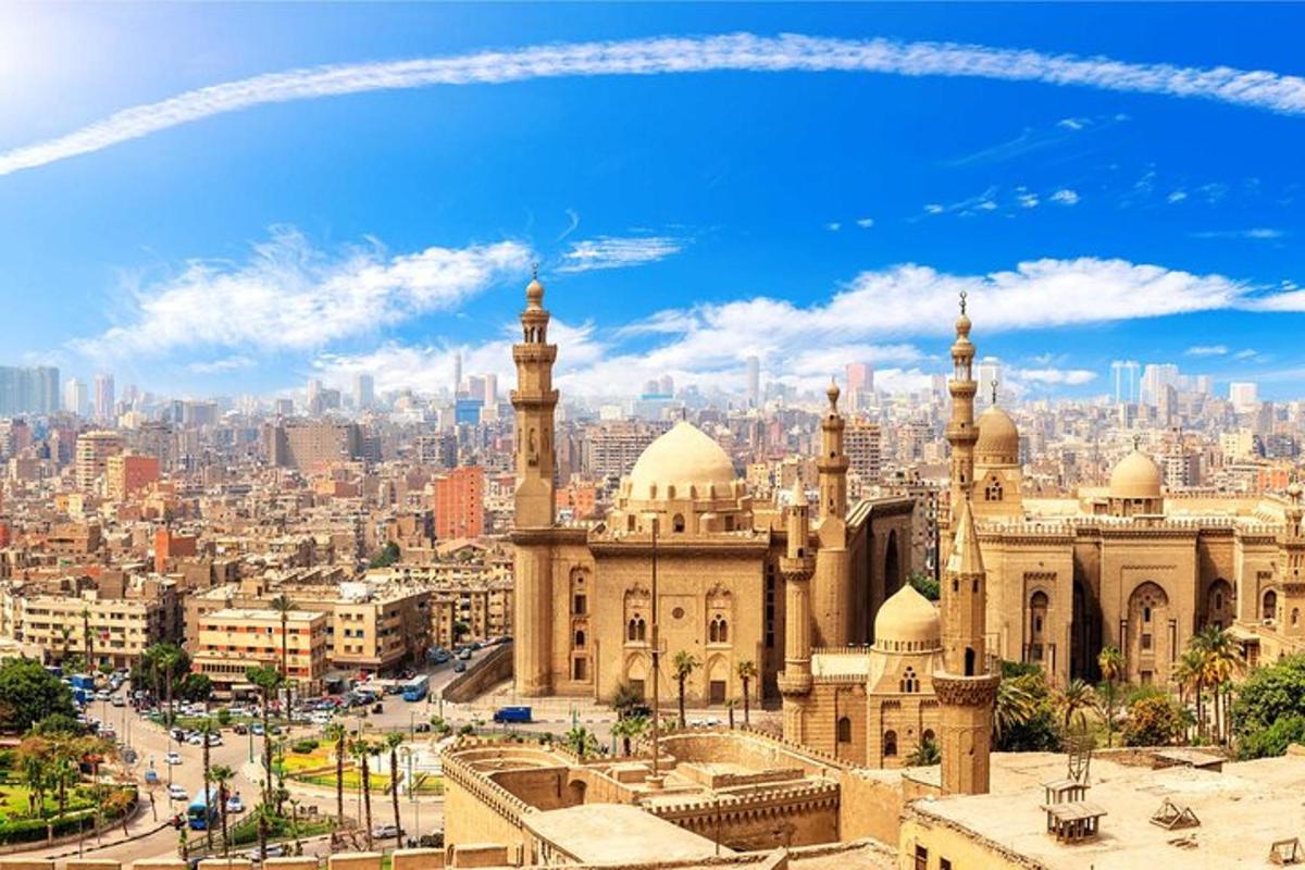 un grande edificio con una città sullo sfondo
