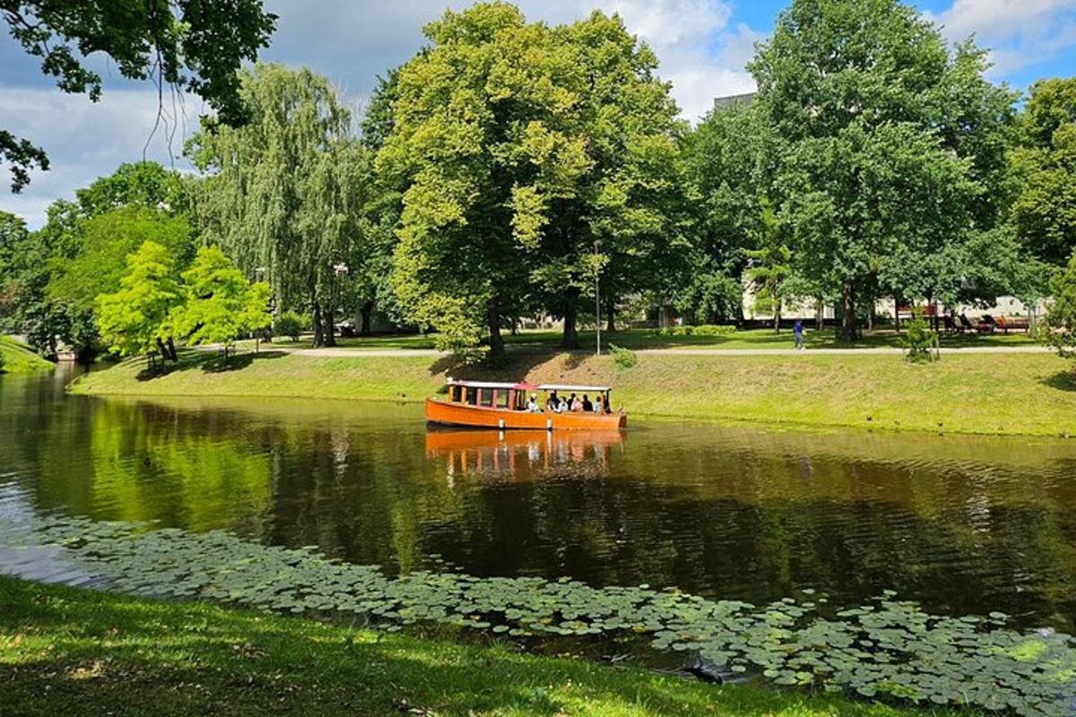 un barco en un río en un parque