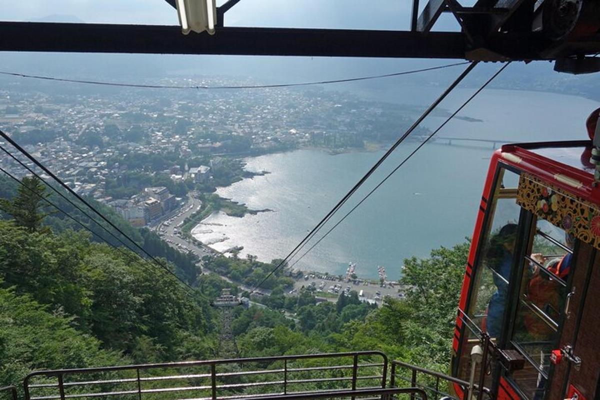 pohled z vrcholu tramvaje s výhledem na jezero