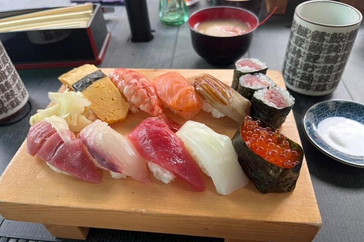 Una tabla de cortar con diferentes tipos de sushi encima.