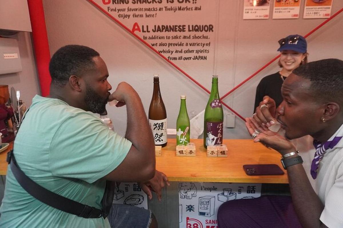 Dos hombres sentados en un bar con botellas de vino