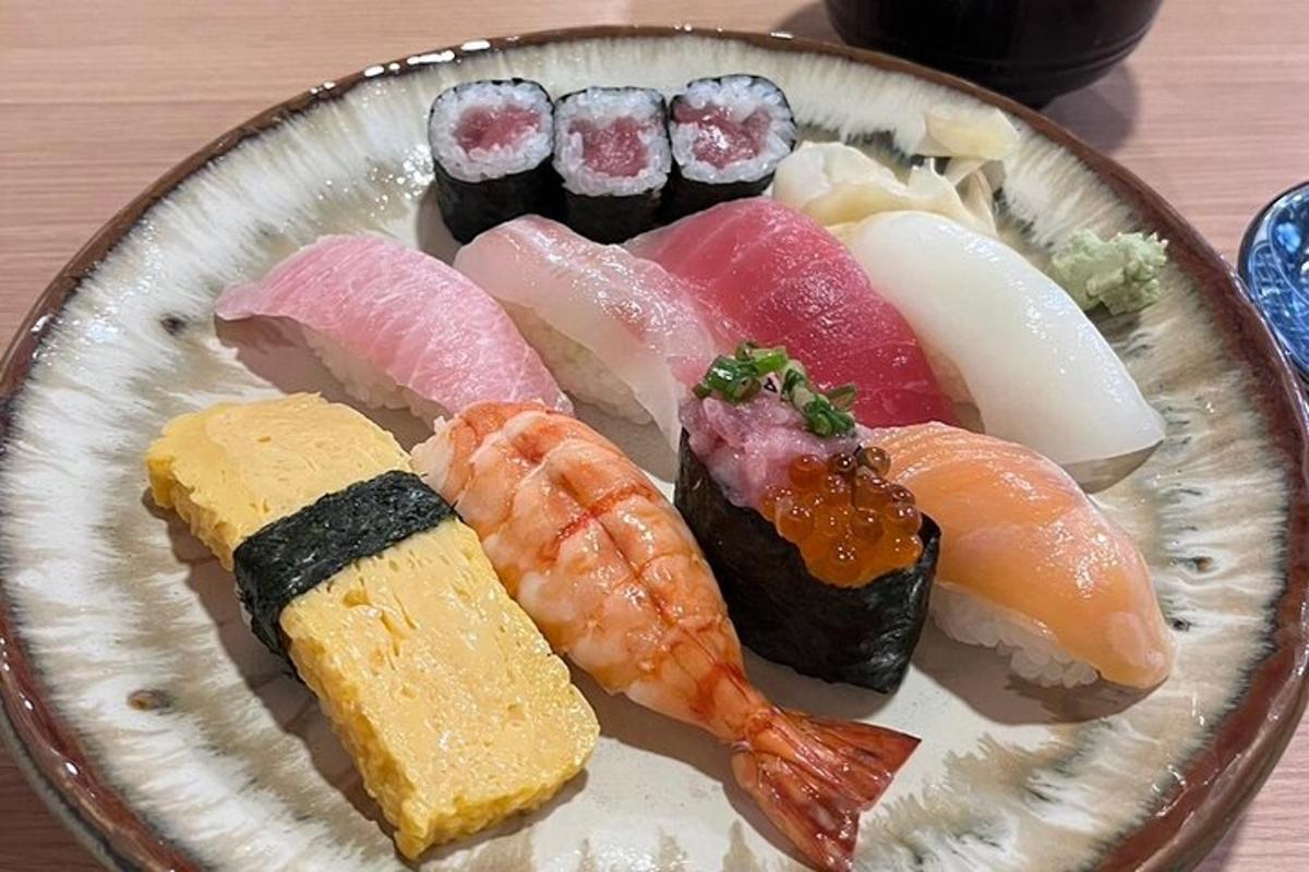 Un plato de sushi con diferentes tipos de sushi.