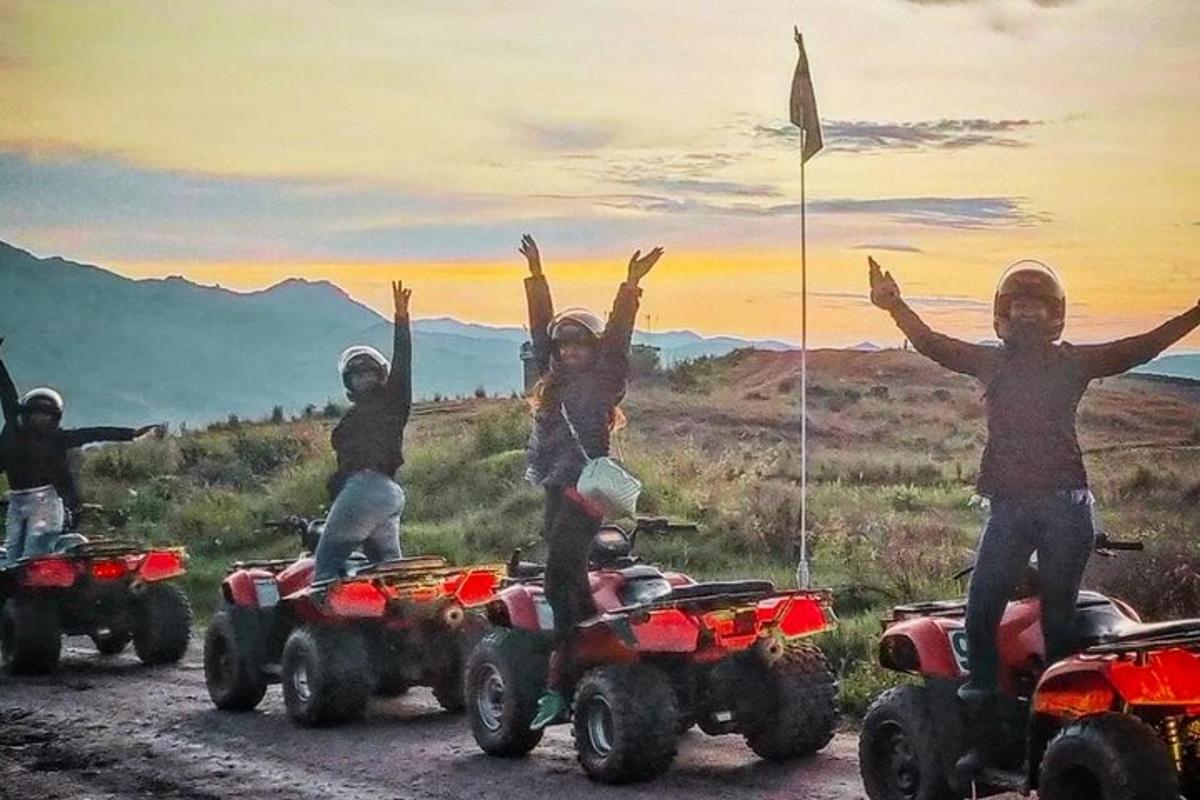 en gruppe mennesker på ATV-er på en grusvei