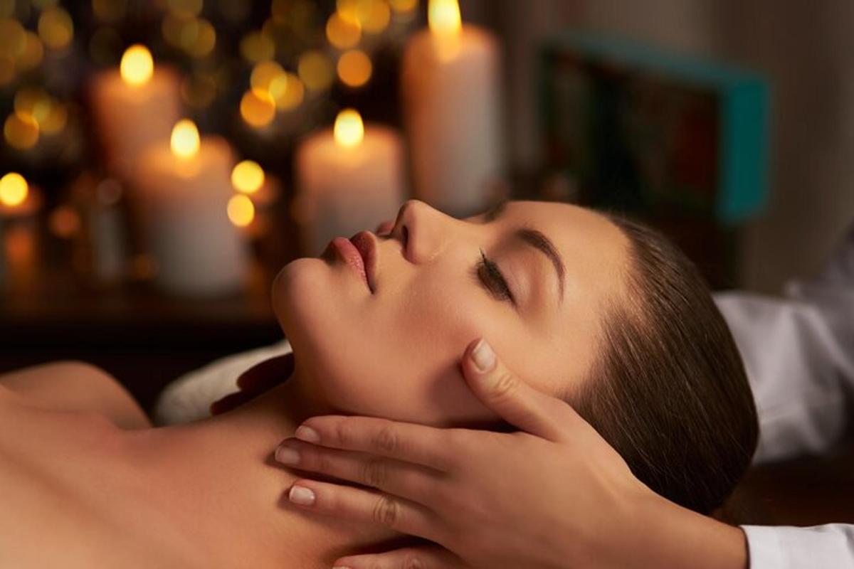 một người phụ nữ nằm trên giường với đôi mắt nhắm nghiền