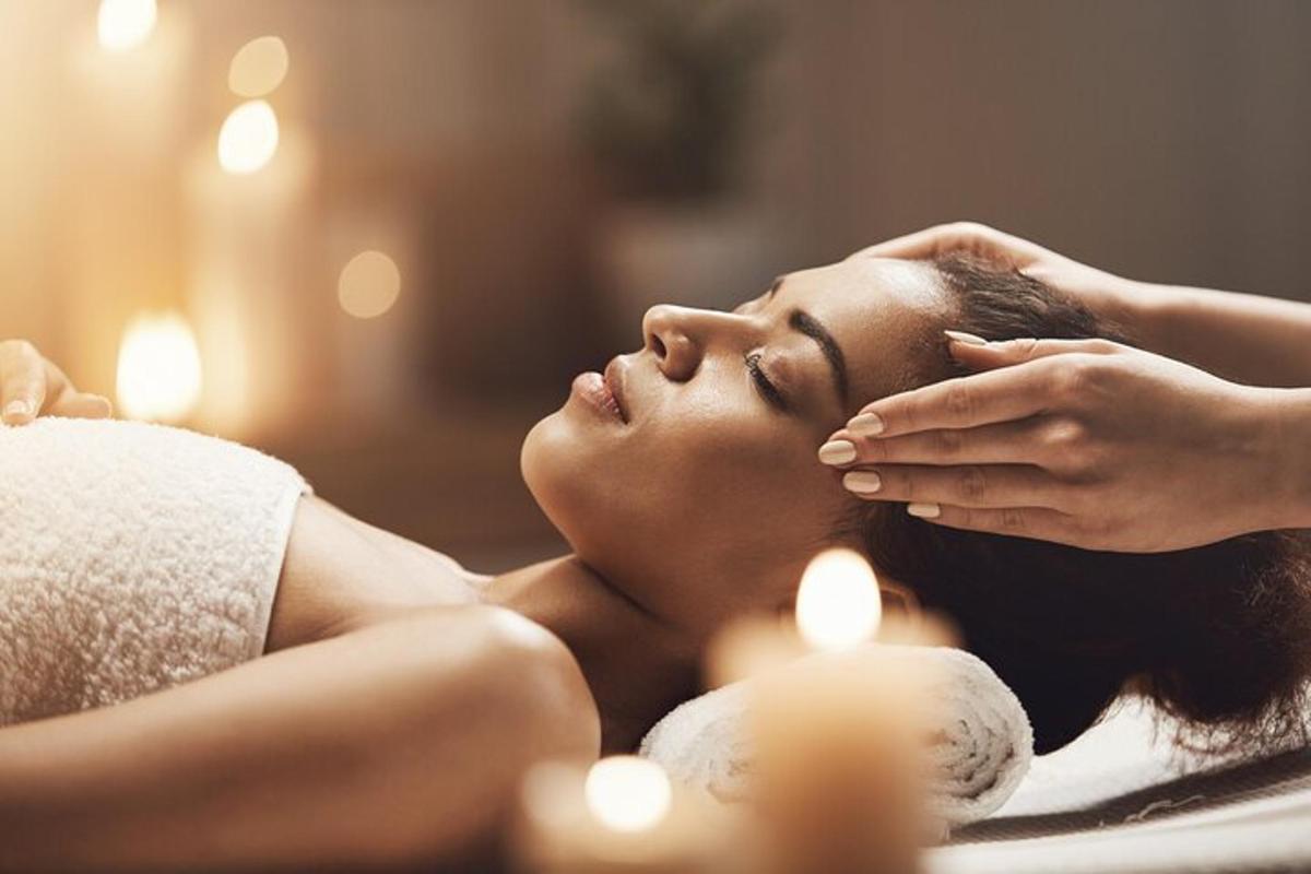 một người phụ nữ nằm trên giường với đôi mắt nhắm nghiền