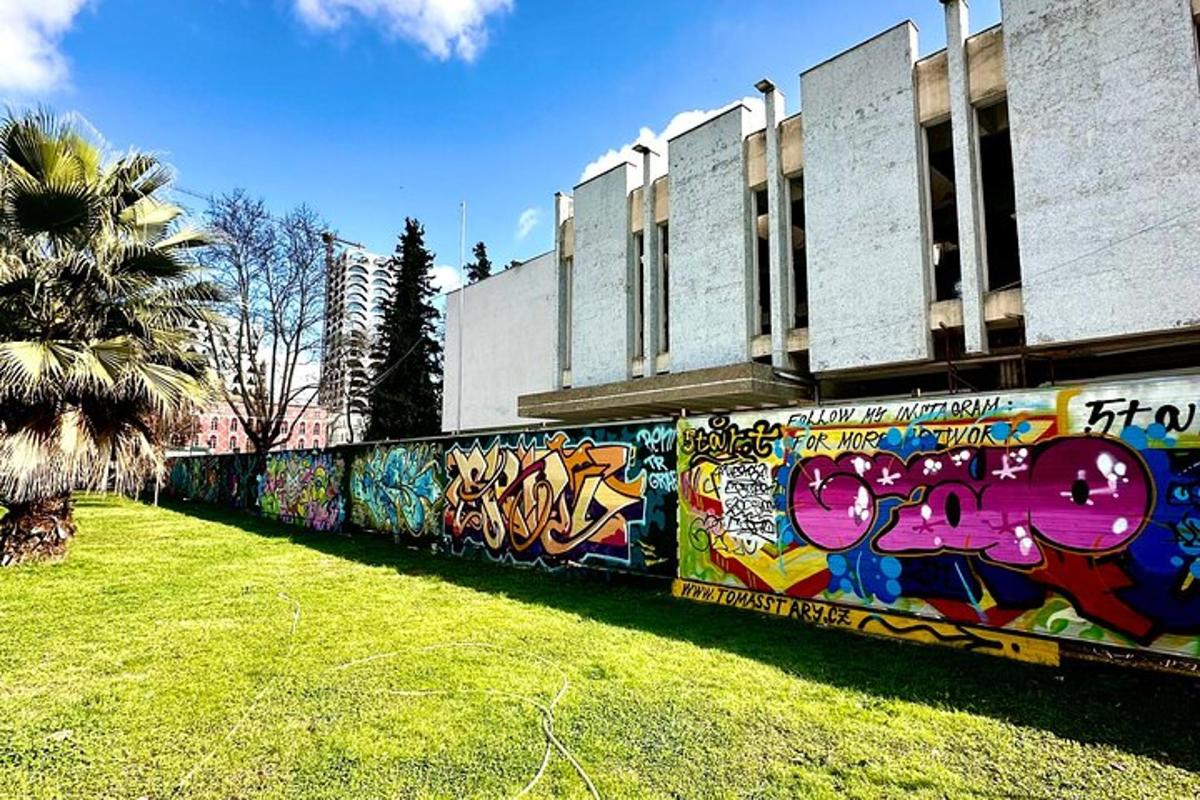 zeď pokrytá graffiti vedle budovy