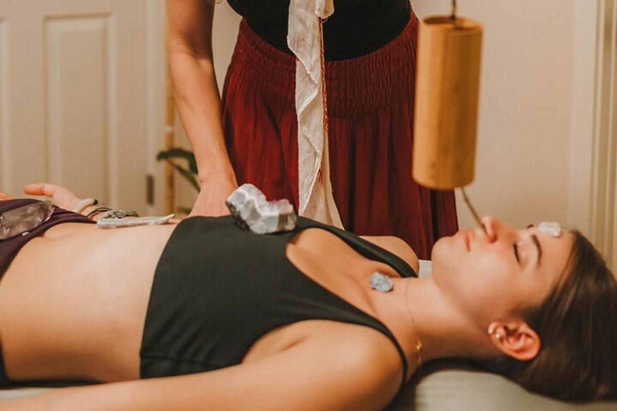 uma mulher está deitada em uma cama com uma boneca