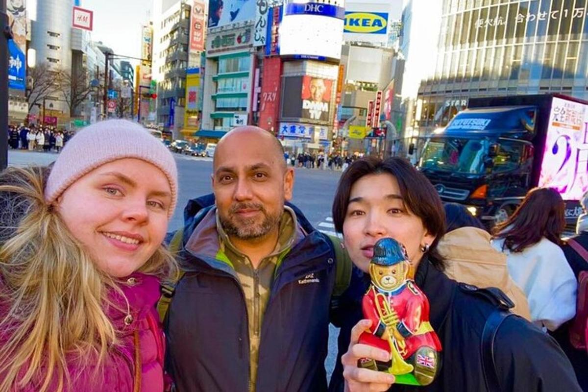 街中で写真を撮る男性と女性2人
