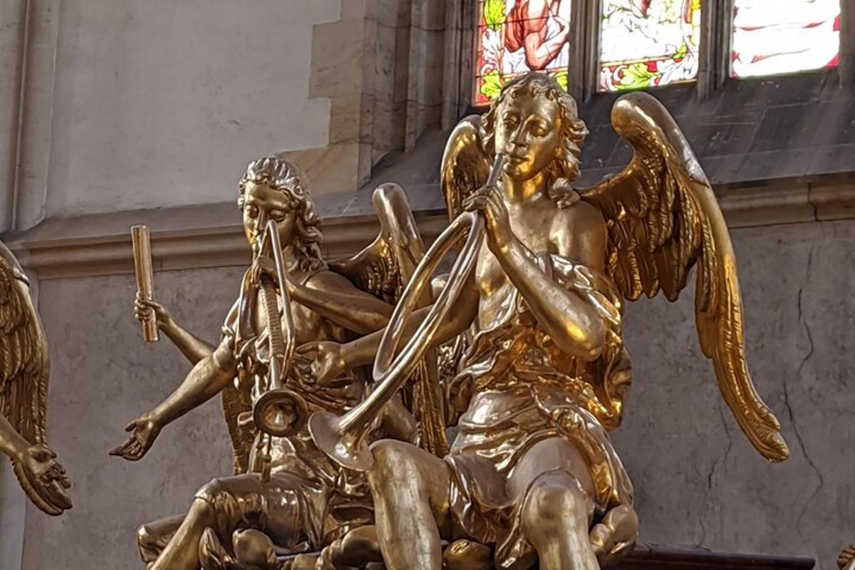 eine goldene Statue eines Engels in einer Kirche