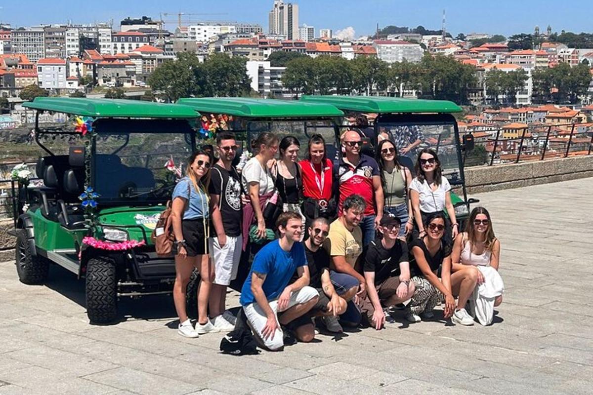 grupa ludzi pozująca przed wózkiem golfowym