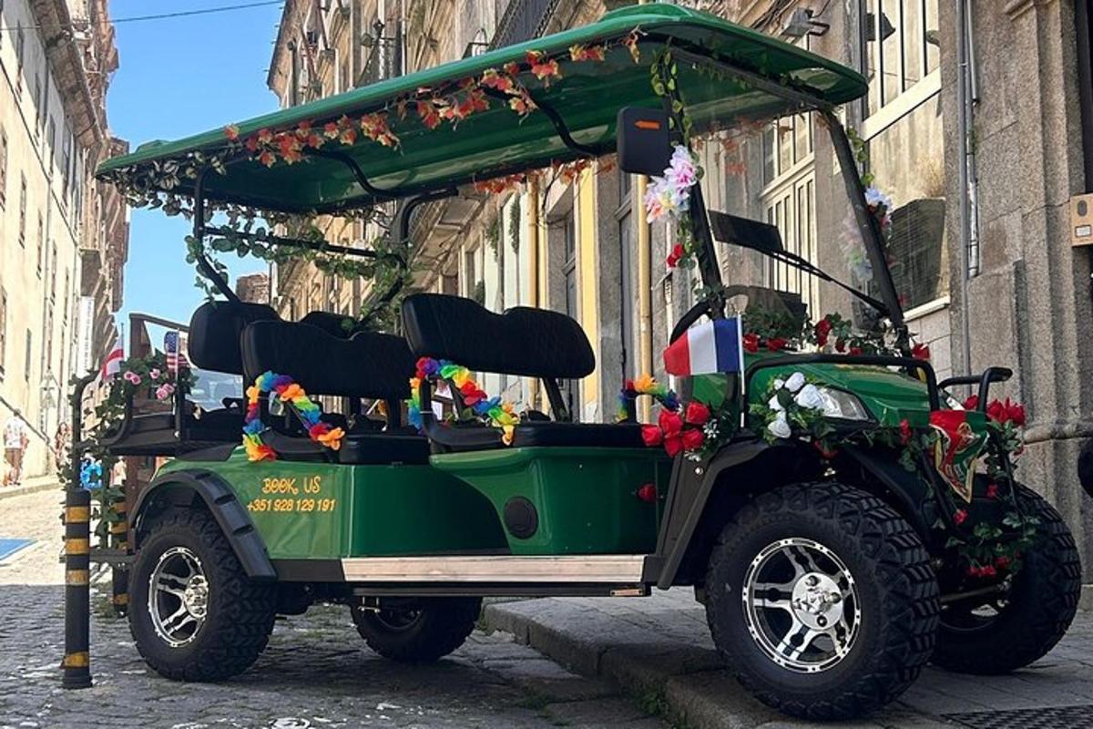 zielony wózek golfowy zaparkowany na ulicy miasta