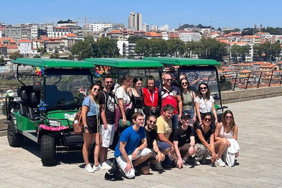 skupina lidí pózujících před golfovým vozíkem