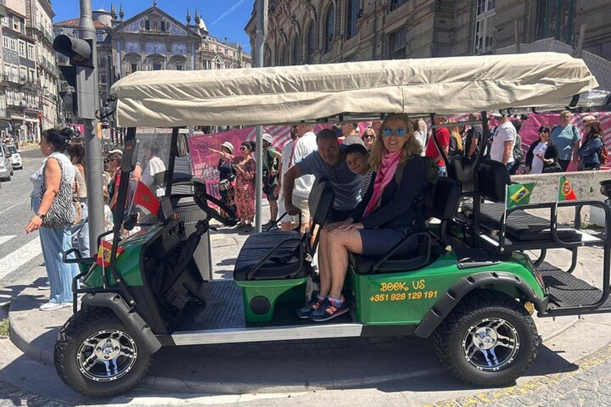 muž a žena sedící na zeleném golfovém vozíku