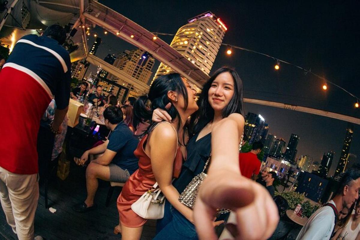 聚会上站在一起的两个女人