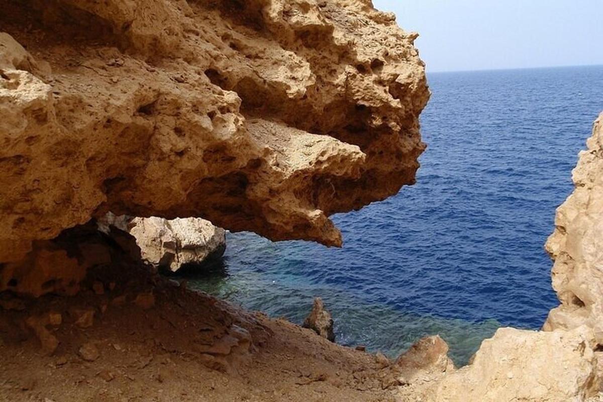 pogled na ocean s skalnate pečine