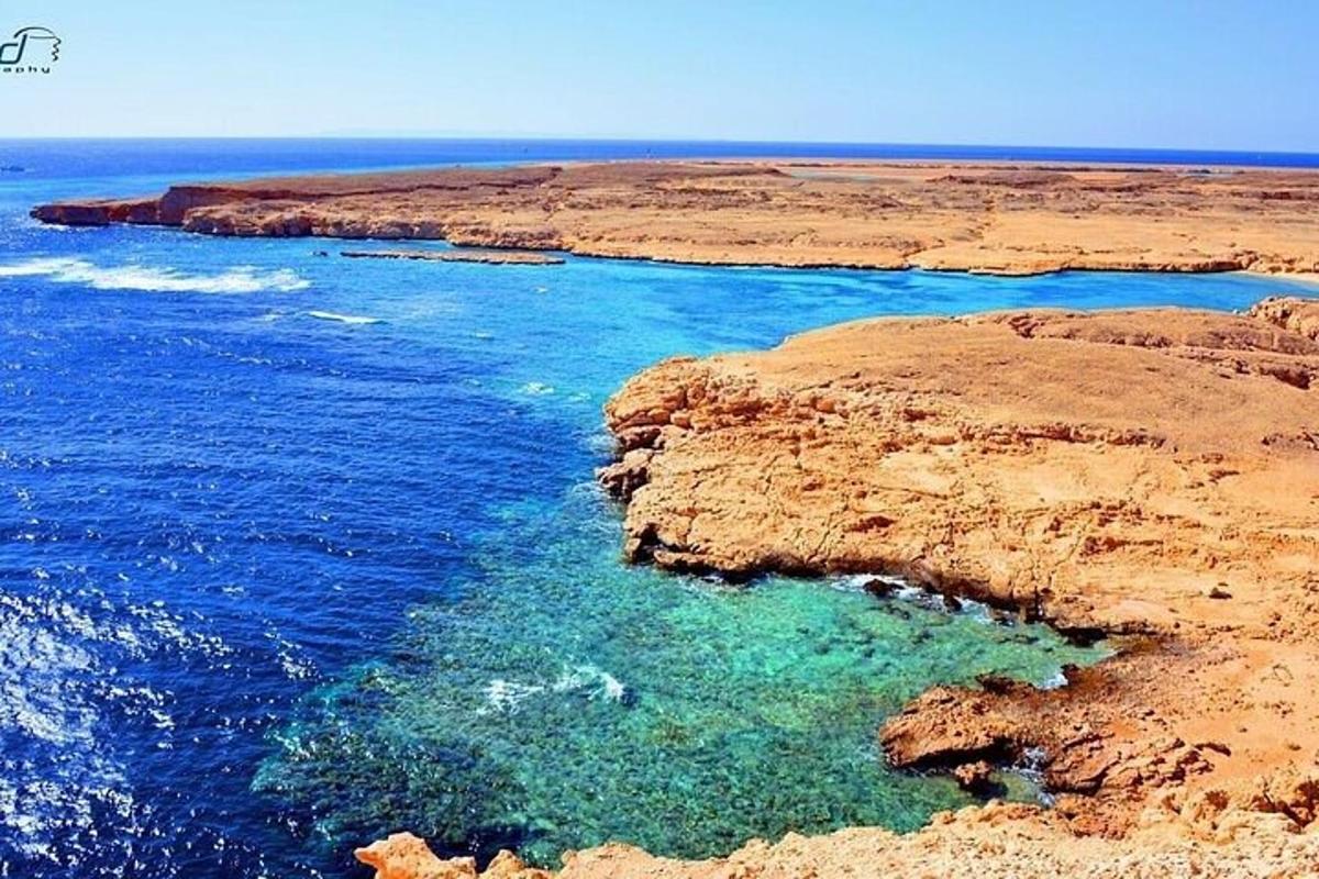 pemandangan udara pantai dengan air biru