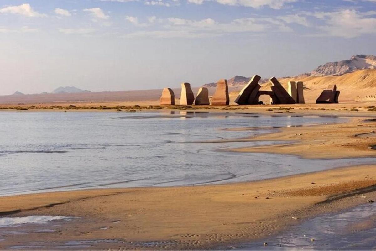 sekelompok stonehenge di gurun dekat air