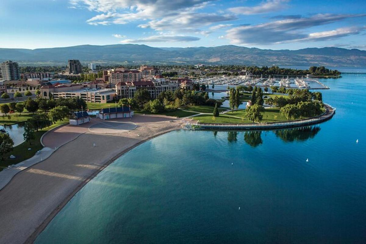 una vista aèria d'una gran massa d'aigua amb vaixells