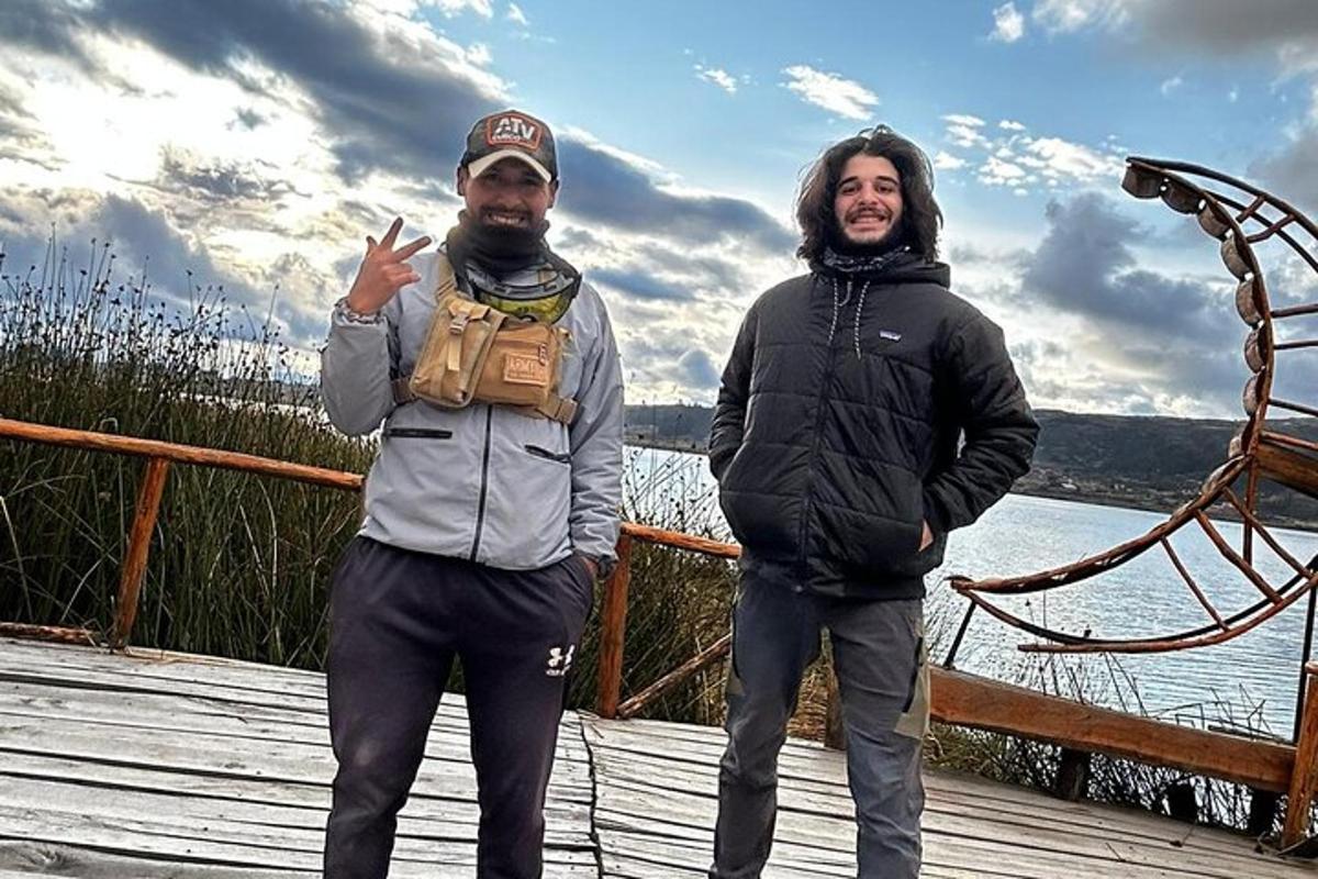 dos homes estan drets sobre una terrassa de fusta