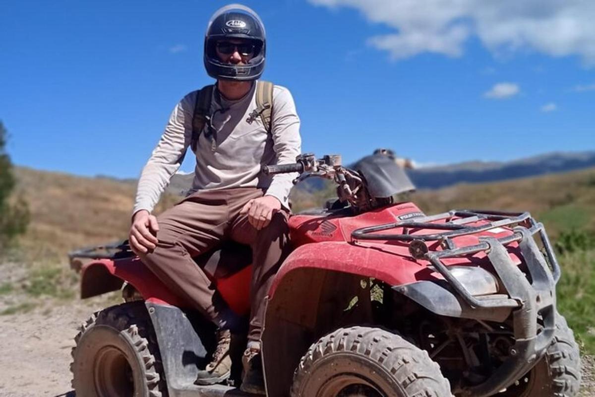 seorang pria mengendarai di belakang ATV