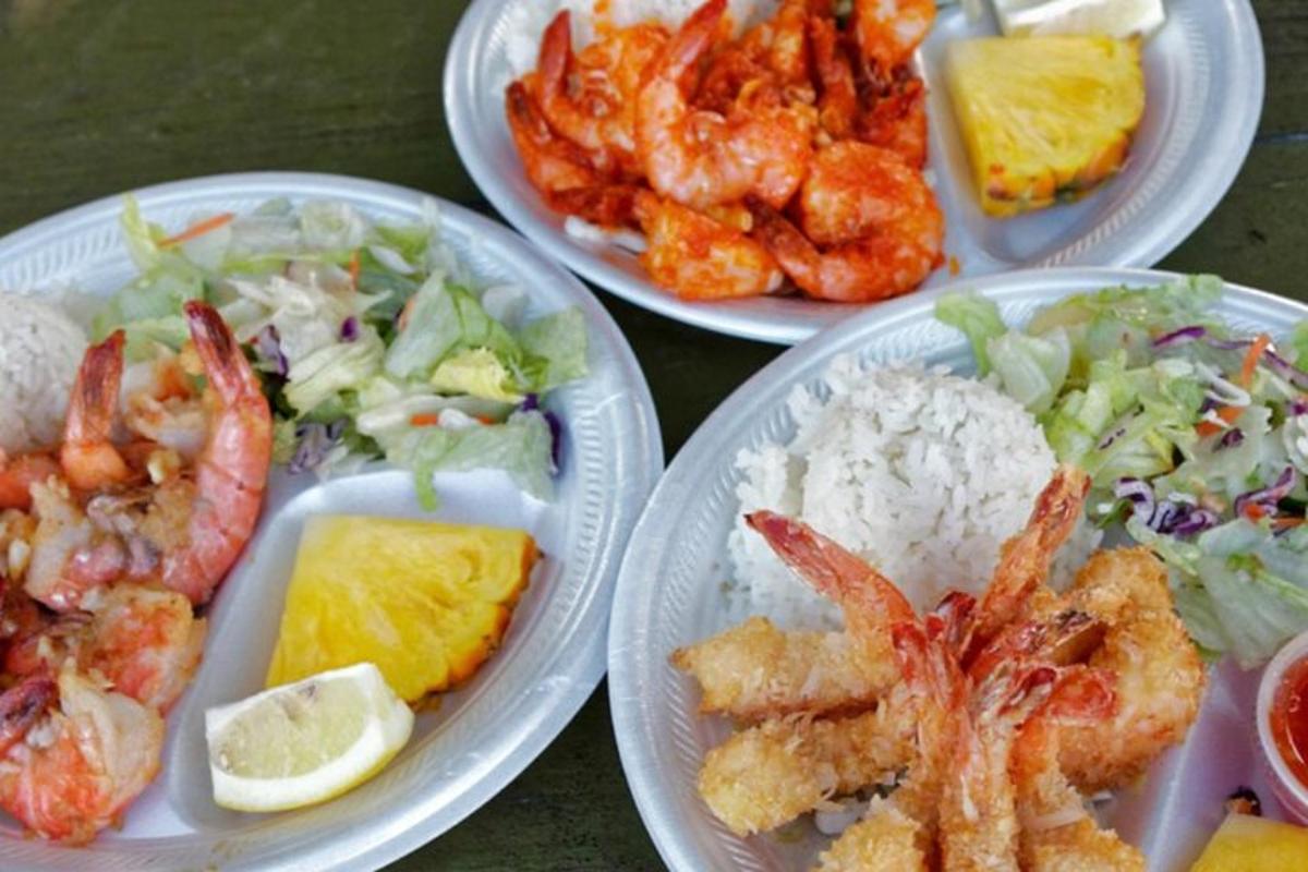 keturios lėkštės maisto su krevetėmis ir ryžiais ant stalo