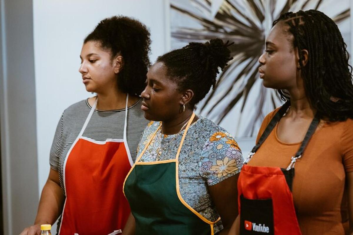 Un grupo de tres mujeres paradas una al lado de la otra