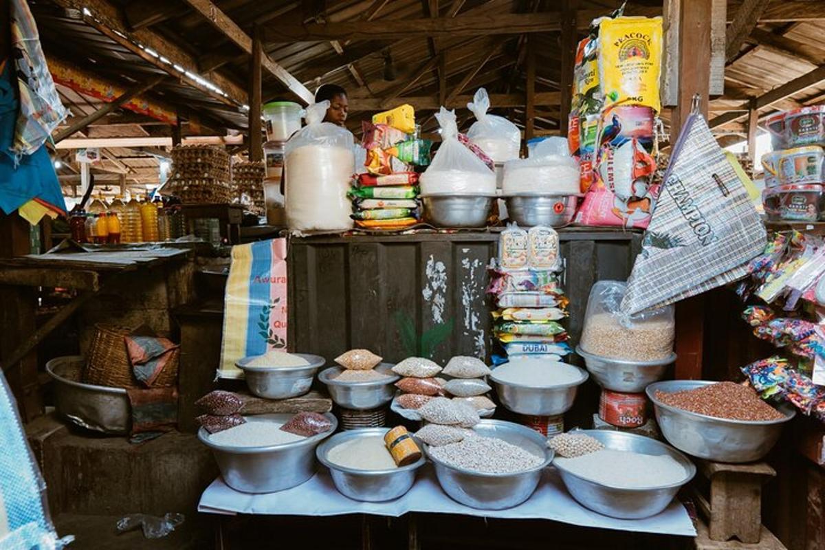 Un mercado con cuencos y otros alimentos en una mesa.