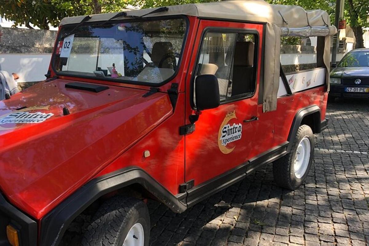 um jipe vermelho estacionado em um estacionamento