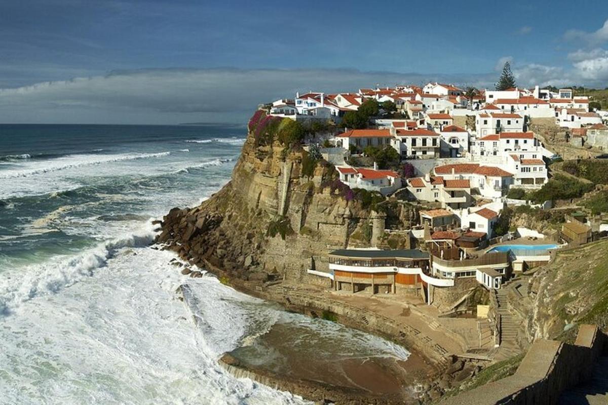 uma vila em um penhasco próximo ao oceano