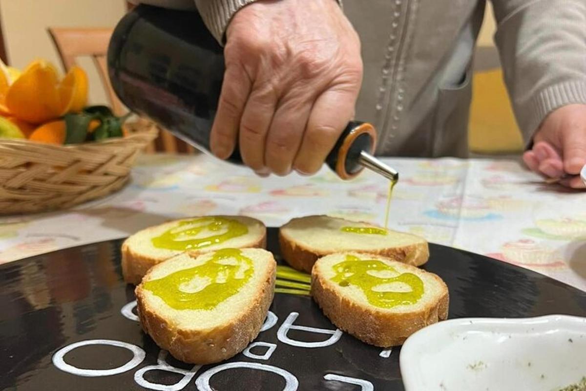 člověk si dělá sendviče na talíři
