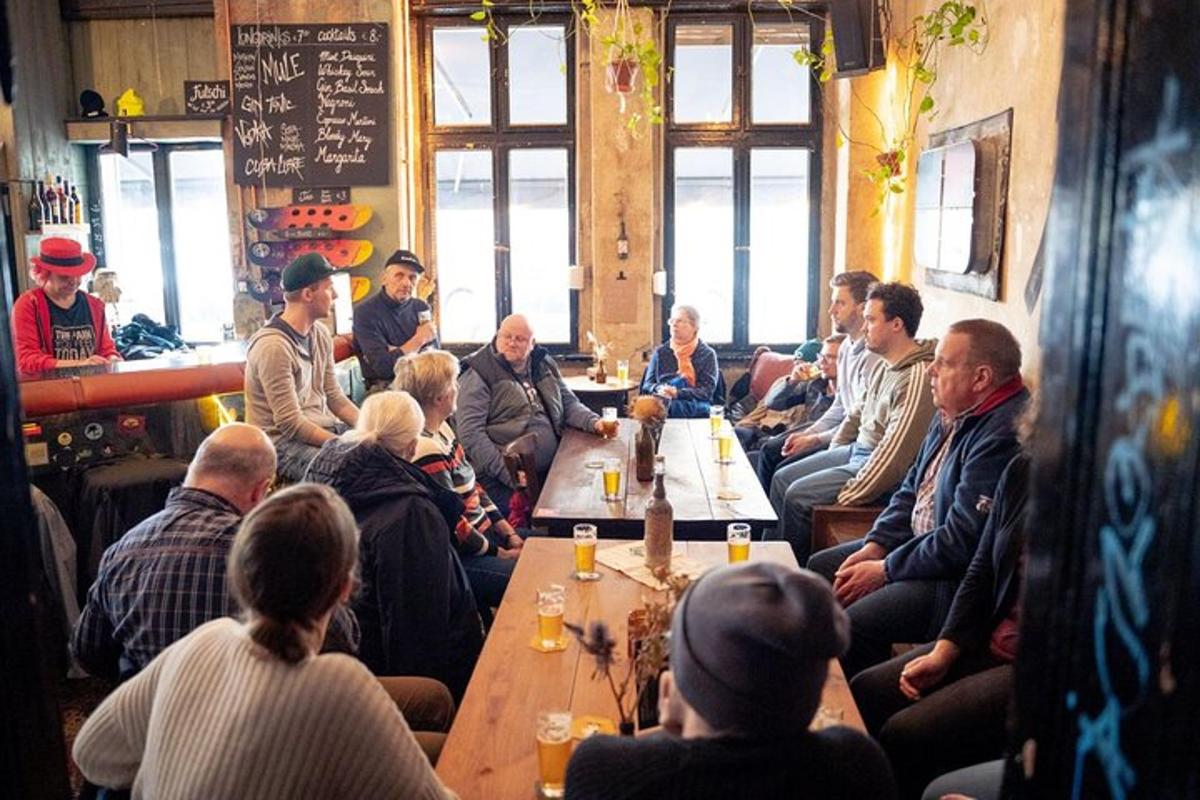 skupina lidí sedících kolem stolu v restauraci