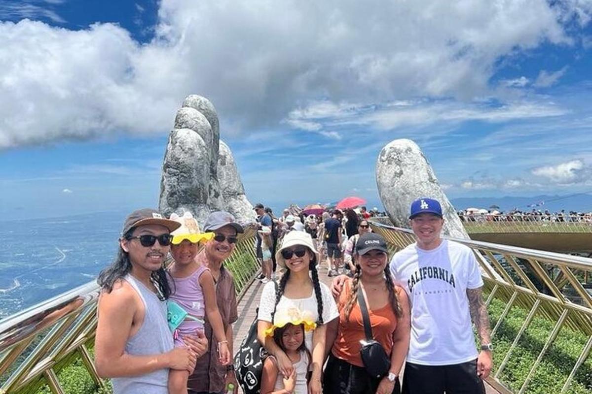 돌 조각상 앞에 서 있는 사람들