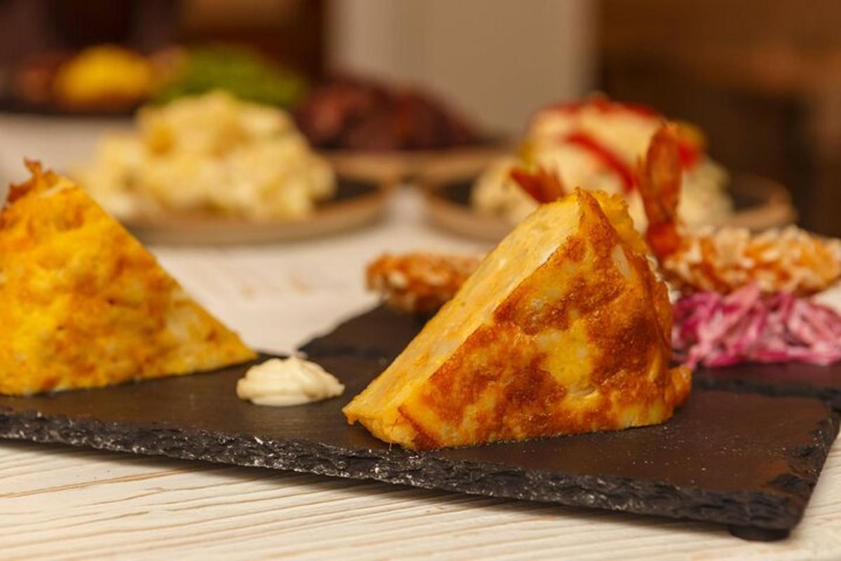 dva kusy pizzy na černém talíři