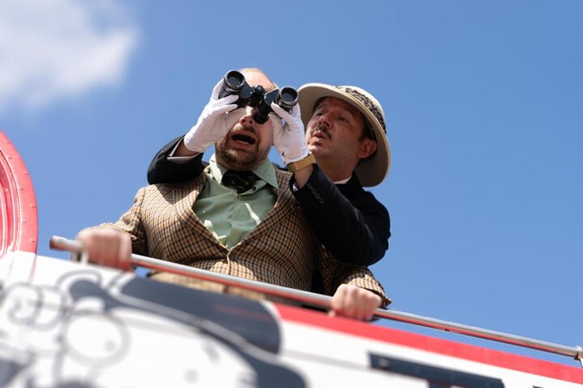 dos homes mirant a través dels seus binoculars en un camió