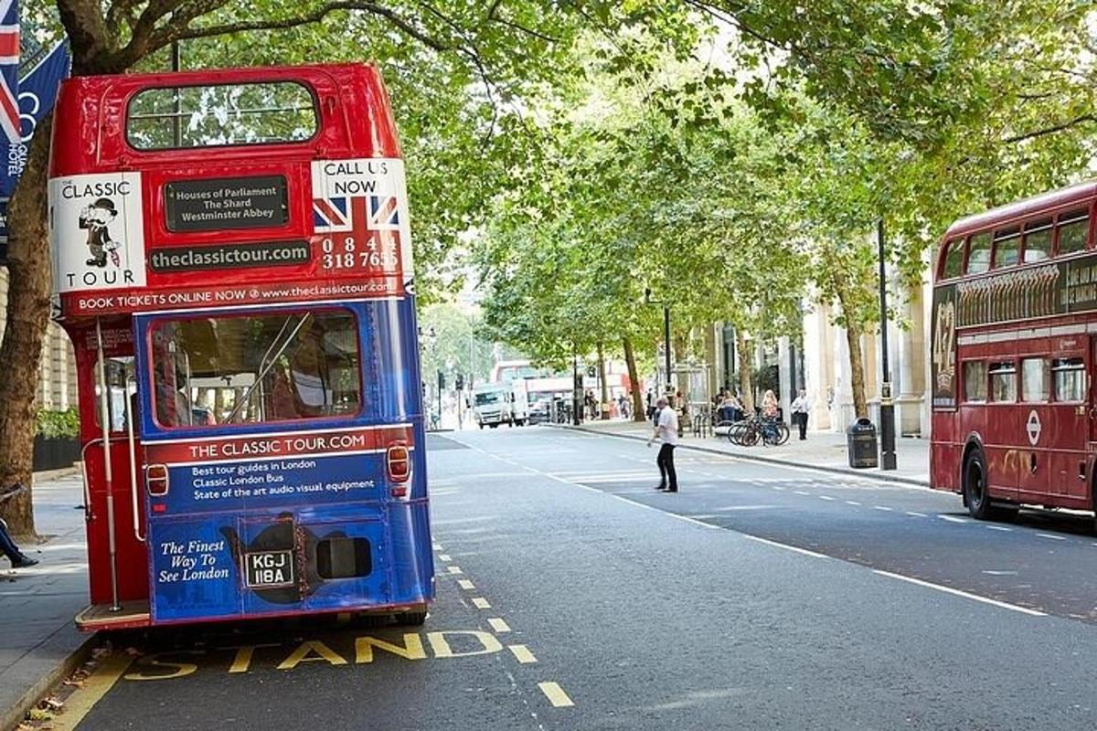 un autobús de dos pisos vermell i blau en un carrer de la ciutat