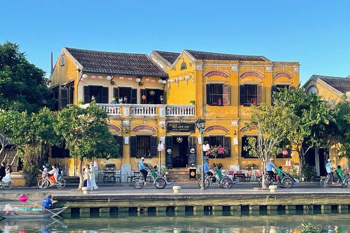 un edifici groc al costat d'una massa d'aigua