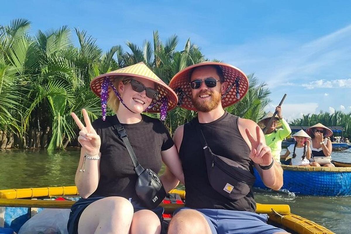 un home i una dona asseguts en una barca a l'aigua