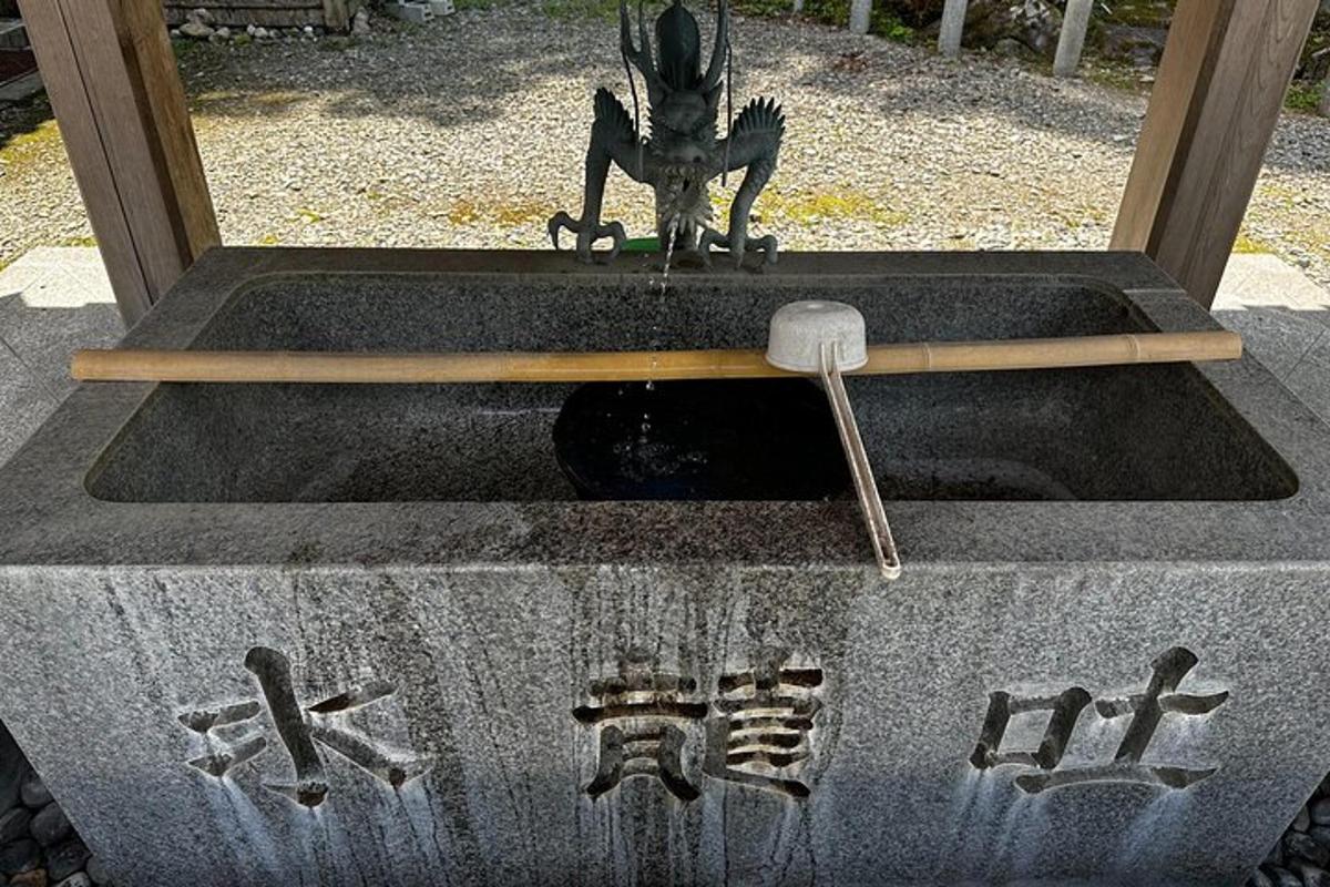 fontána s mečem, pálkou a kopím