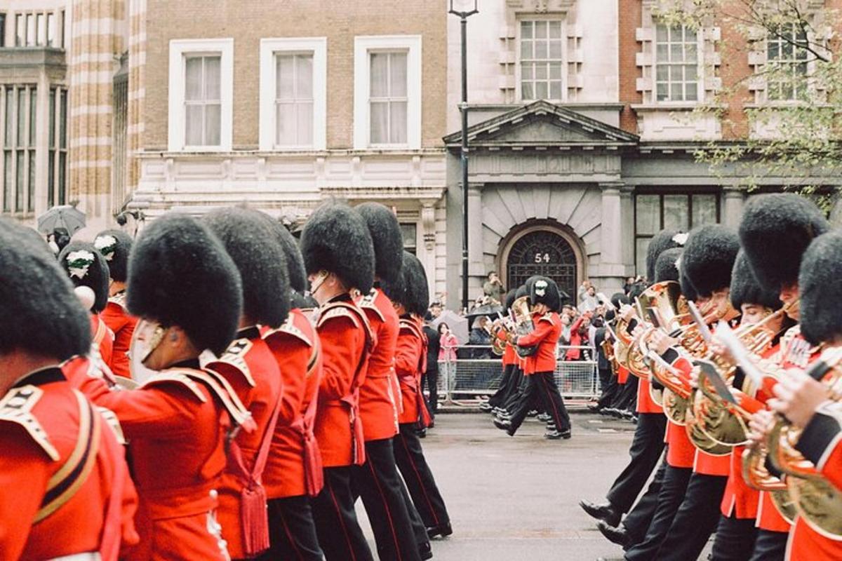 un gruppo di una banda musicale davanti a un edificio