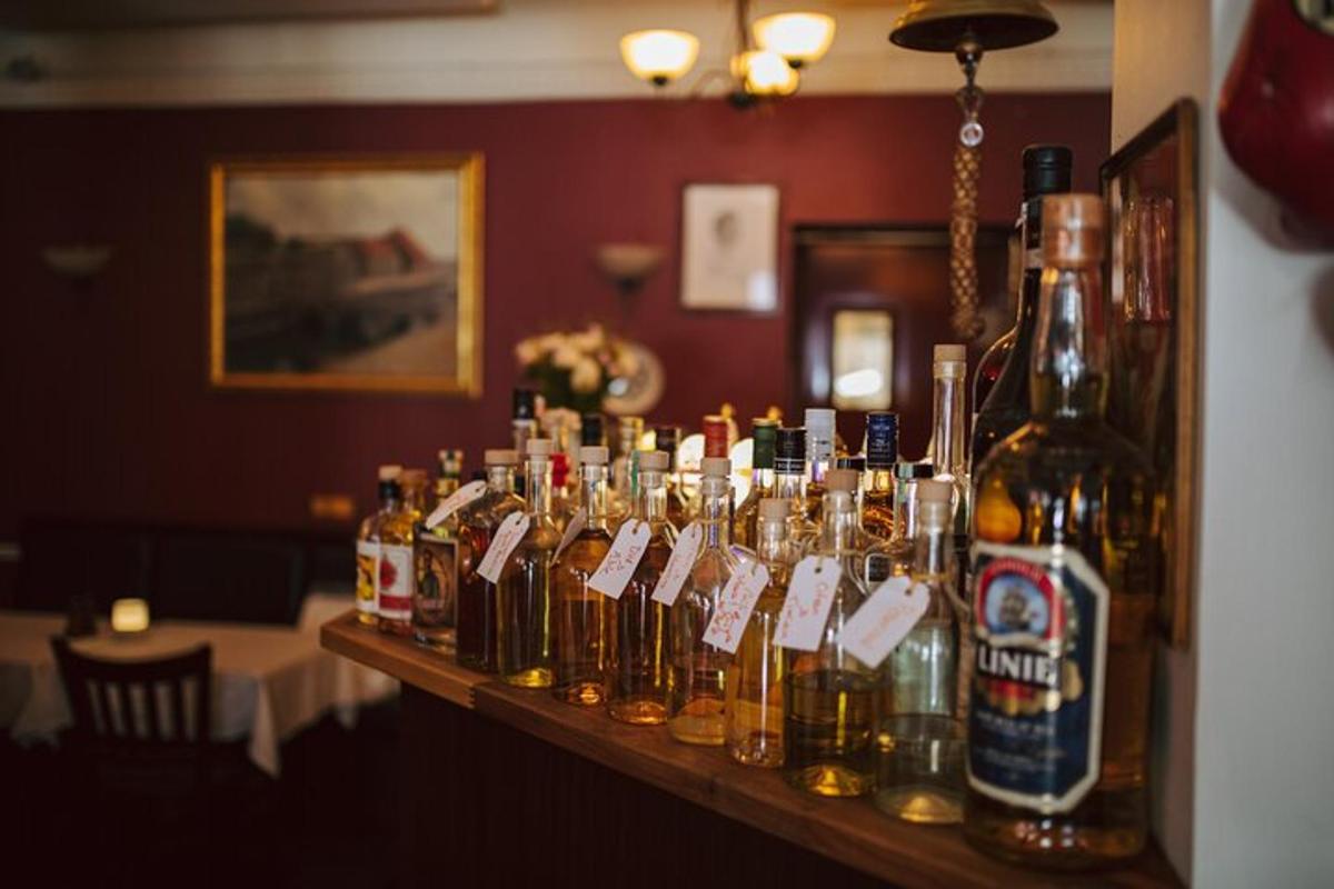 egy sor alkoholos üveg egy bárpulton