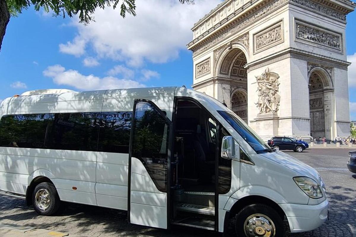bílý autobus zaparkovaný před budovou