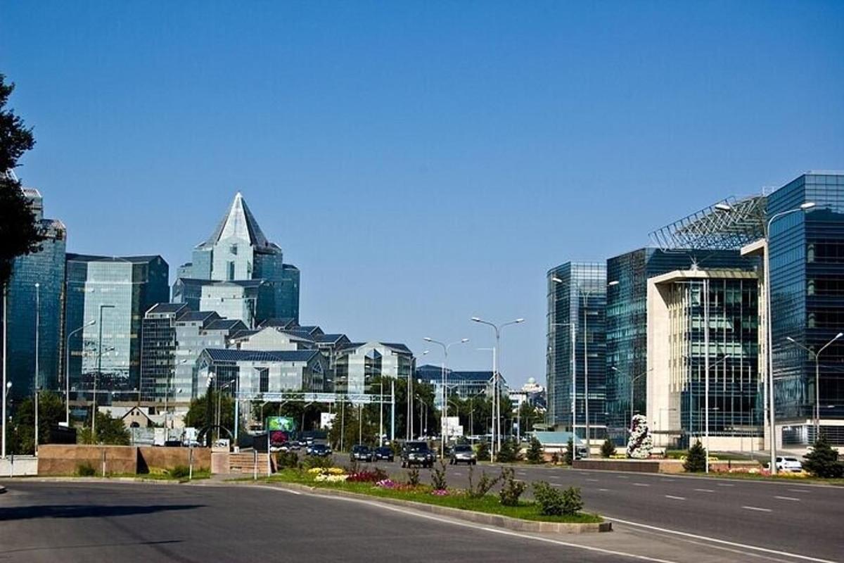 una vista di una città con una strada e degli edifici