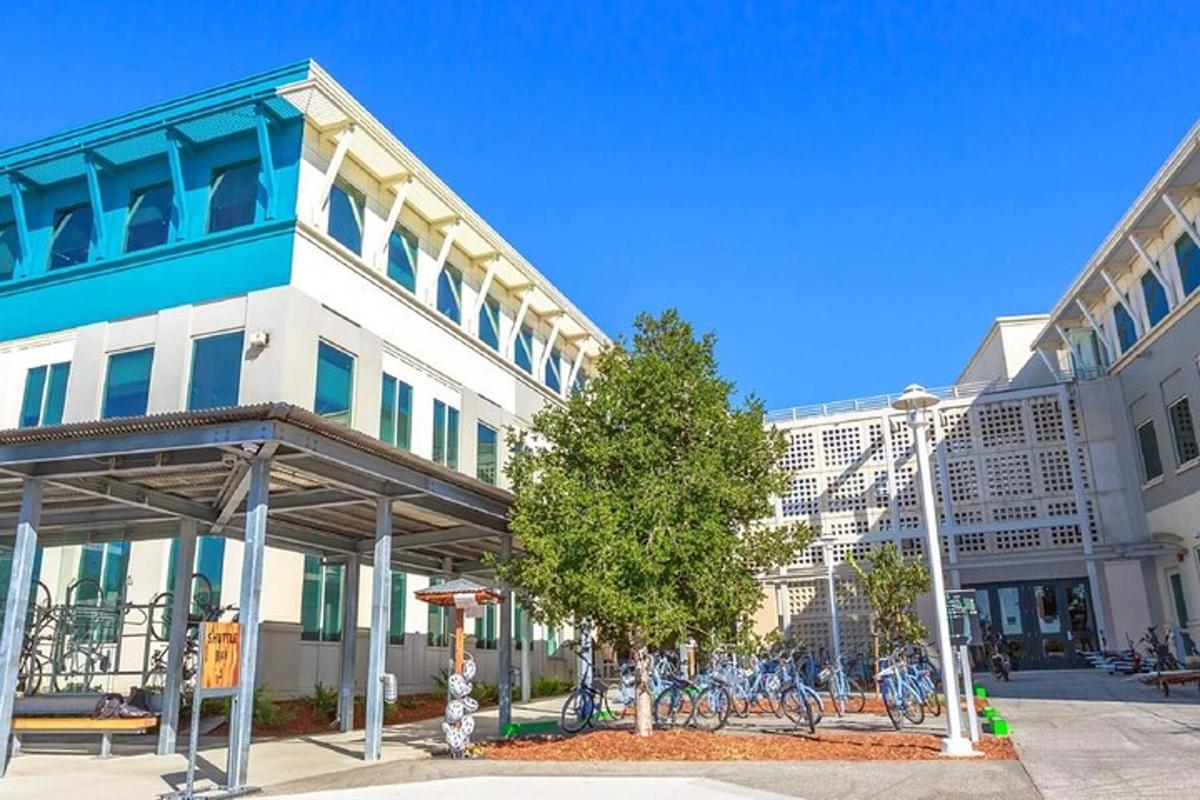 ένα κτίριο με ποδήλατα παρκαρισμένα μπροστά του