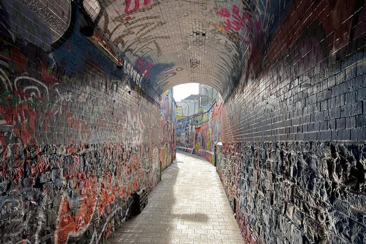 tunel s cihlovou zdí s graffiti
