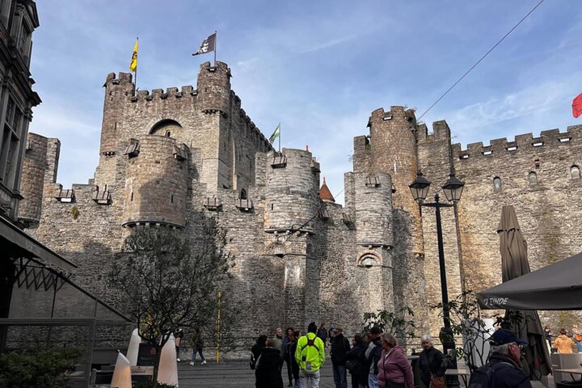 velký hrad s lidmi stojícími před ním